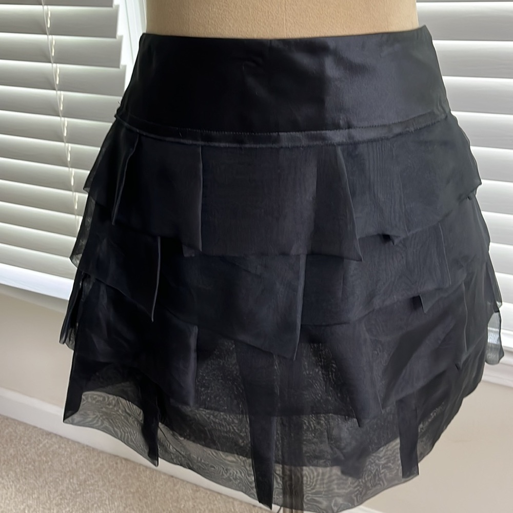 BCBG Maxazria tiered mini skirt. Size 4. Worn once. Perfect condition - Picture 2 of 5
